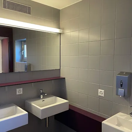 Youth Jeunotel אכסניה